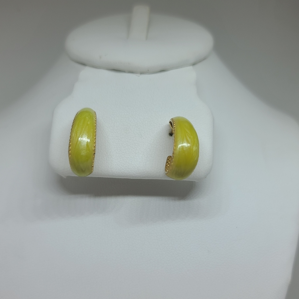 Beautiful Green and Gold Vintage earrings